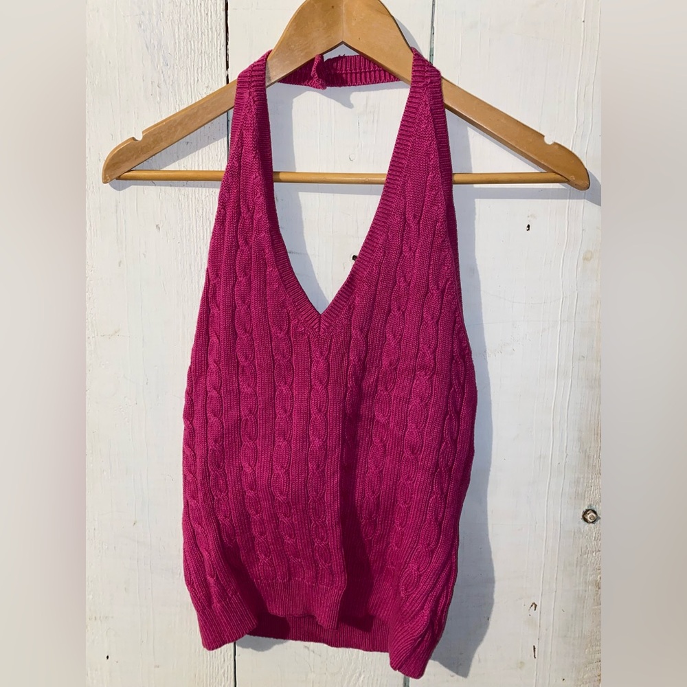 Cute pink knitted top.